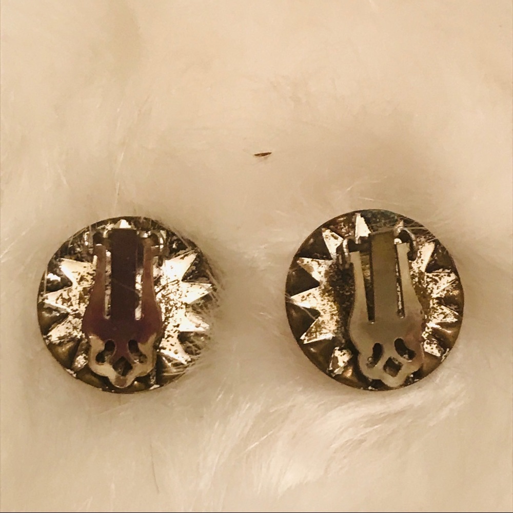 ❌SOLD❌ Vintage Silver Lilac Clip On Earrings - Picture 4 of 7